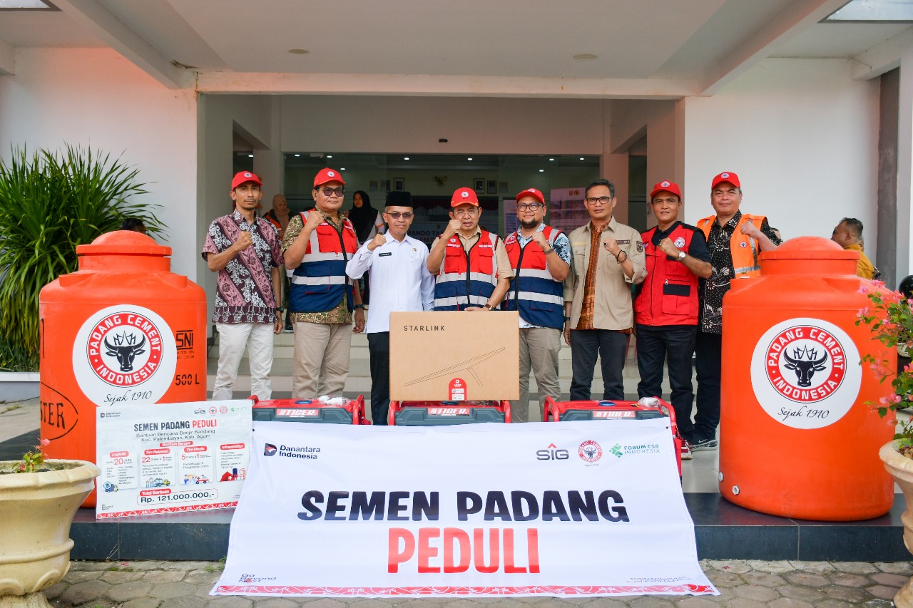 Komut PT Semen Padang Serahkan Bantuan Banjir Bandang Palembayan di Posko Utama Agam