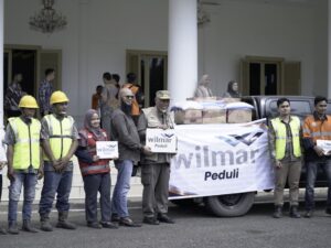 Wilmar Serahkan 6 Ton Bantuan Beras dan Minyak Goreng untuk Korban Bencana di Sumbar