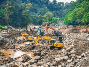 Kerahkan Puluhan Alat Berat, HK Pulihkan Akses Padang-Bukittinggi via Lembah Anai