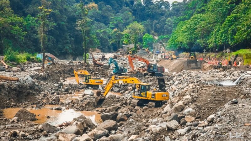 Kerahkan Puluhan Alat Berat, HK Pulihkan Akses Padang-Bukittinggi via Lembah Anai