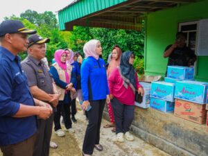 Ketua BKOW Sumbar Salurkan Bantuan untuk Warga Terdampak Bencana di Jorong Arikia Kabupaten Agam