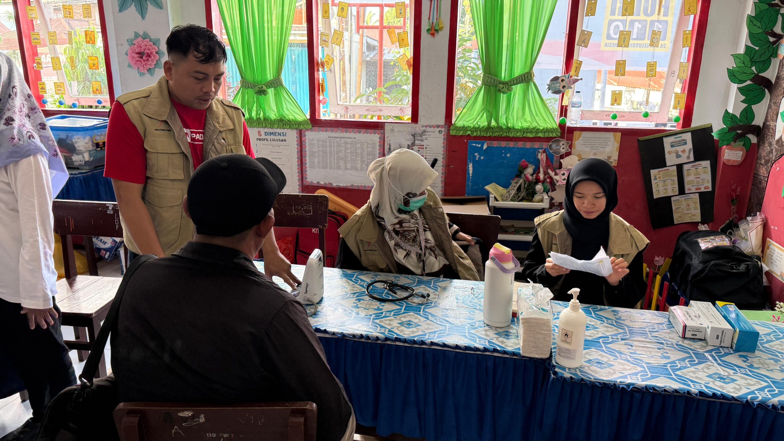 Posko Semen Padang Peduli Layani Pengobatan Gratis 84 Korban Banjir di Pauh