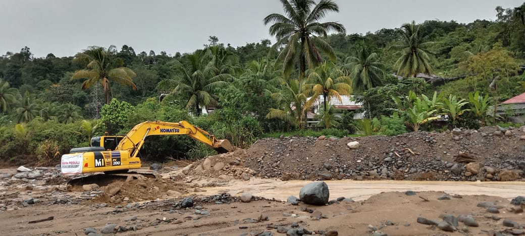 Penanganan Bencana Batu Busuak, Semen Padang Fokus Bantu Pulihkan Drainase dan Tanggul Sungai