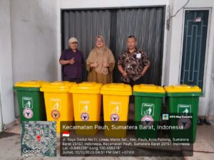 PT Semen Padang Serahkan Bantuan 6 Tong Sampah Terpilah untuk SMKN 1 Baso