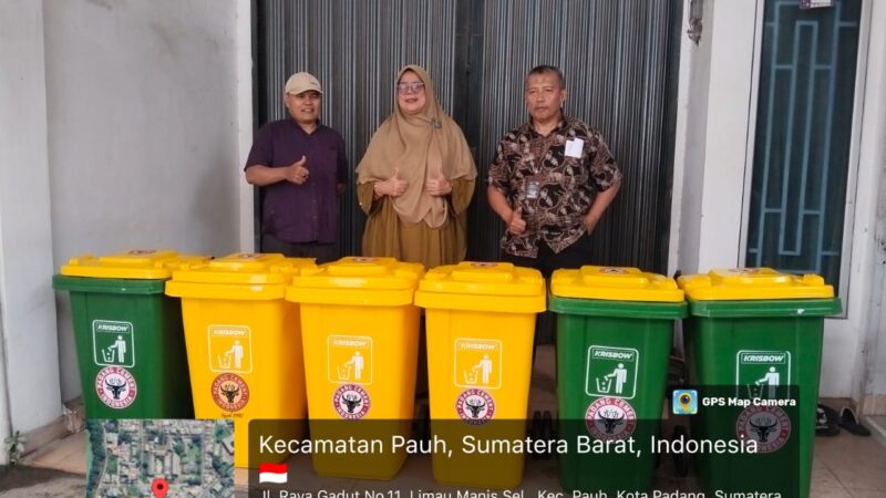 PT Semen Padang Serahkan Bantuan 6 Tong Sampah Terpilah untuk SMKN 1 Baso