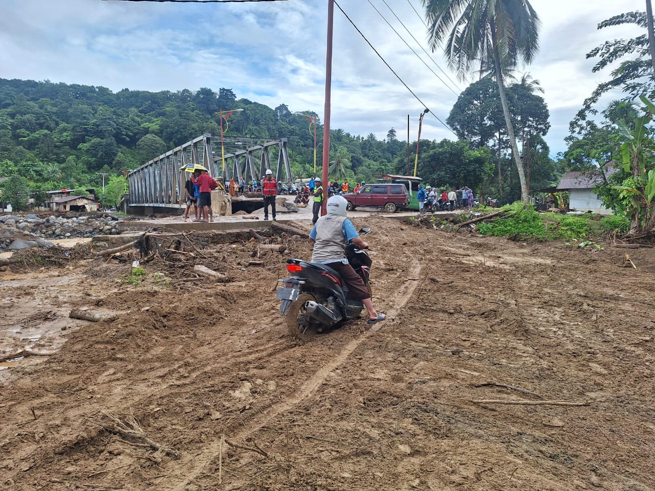 Semen Padang Peduli Kerahkan Alat Berat Sejak Pagi, Akses Jalan Batu Busuk Kembali Terbuka