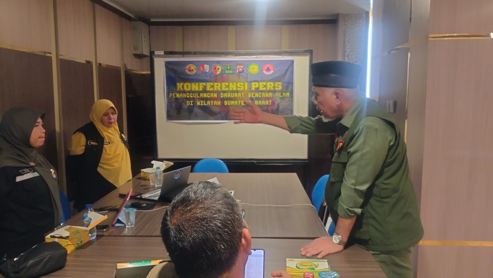 Gubernur Mahyeldi Instruksikan Seluruh OPD Aktif Distribusikan Bantuan ke Daerah Terdampak Bencana