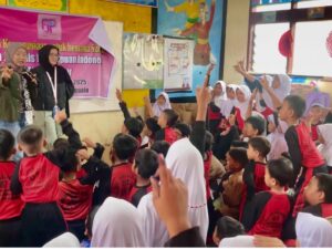 Pemulihan Korban Bencana, FJPI Sumbar Berbagi 'Ceria Bersama' di SDN 07 Gurun Laweh