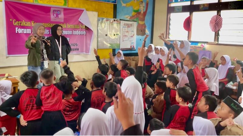 Pemulihan Korban Bencana, FJPI Sumbar Berbagi 'Ceria Bersama' di SDN 07 Gurun Laweh