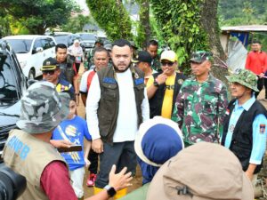 Wako Padang Pimpin Langsung Goro Pembersihan Material Banjir di Kapalo Koto
