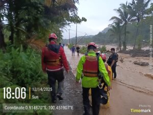 Tim Semen Padang Evakuasi 11 Warga Terjebak Banjir di Batu Busuk