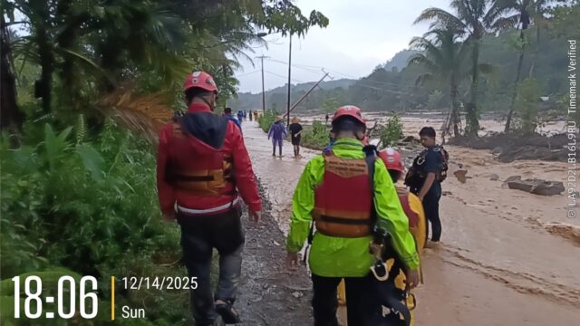 Tim Semen Padang Evakuasi 11 Warga Terjebak Banjir di Batu Busuk