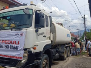 Semen Padang Peduli Salurkan 232 Ribu Liter Air Bersih ke Daerah Terdampak Bencana di Padang