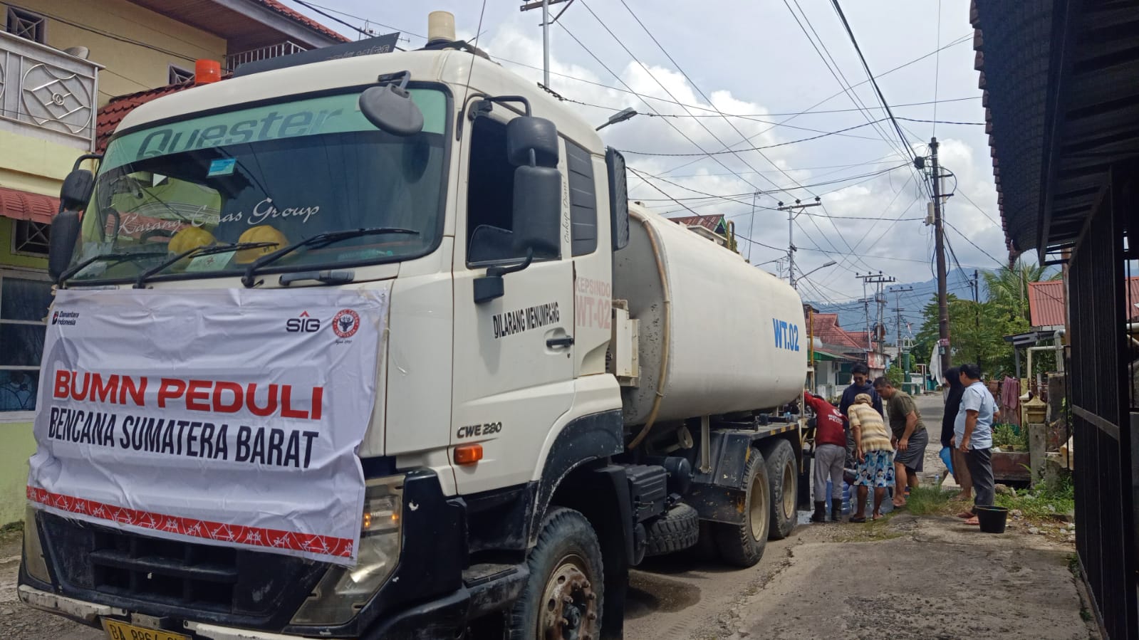 Semen Padang Peduli Salurkan 232 Ribu Liter Air Bersih ke Daerah Terdampak Bencana di Padang