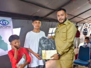 Pemko Padang Salurkan Bantuan Seragam dan Alat Tulis untuk 1.229 Siswa Terdampak Bencana