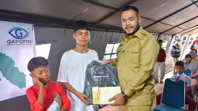 Pemko Padang Salurkan Bantuan Seragam dan Alat Tulis untuk 1.229 Siswa Terdampak Bencana