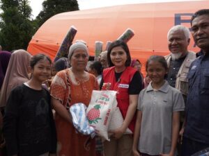 UNIQLO Salurkan Bantuan Rp1,1 Miliar dan Pakaian bagi Korban Bencana di Sumatra