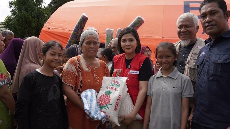 UNIQLO Salurkan Bantuan Rp1,1 Miliar dan Pakaian bagi Korban Bencana di Sumatra