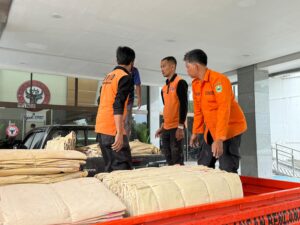 Penanganan Pasca Banjir Bandang, PT Semen Padang Kirim 1.000 Dumbag ke Solok