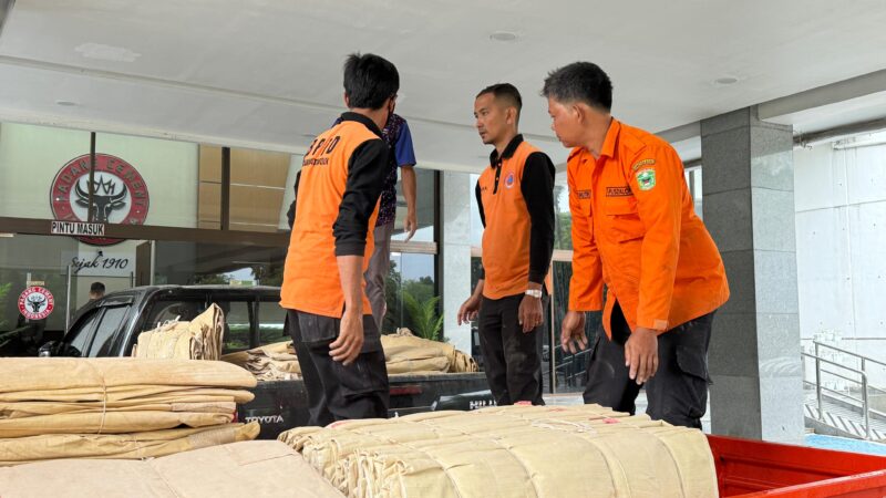 Penanganan Pasca Banjir Bandang, PT Semen Padang Kirim 1.000 Dumbag ke Solok