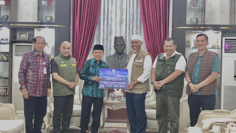 Gubernur Mahyeldi Terima Bantuan Bencana dari Pemprov Jambi