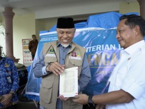 Mendagri Tito Karnavian Serahkan Bantuan untuk Warga Terdampak Bencana di Sumbar