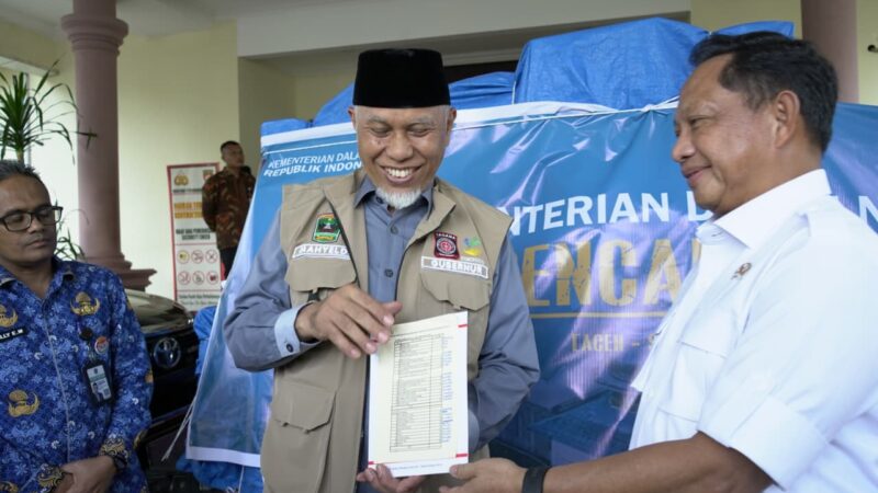 Mendagri Tito Karnavian Serahkan Bantuan untuk Warga Terdampak Bencana di Sumbar