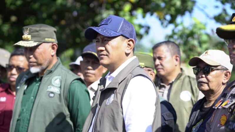Gubernur Sumbar Bersama Wamen Kehutanan Gotong Royong Bersihkan Pantai Morgan Parupuk Tabing