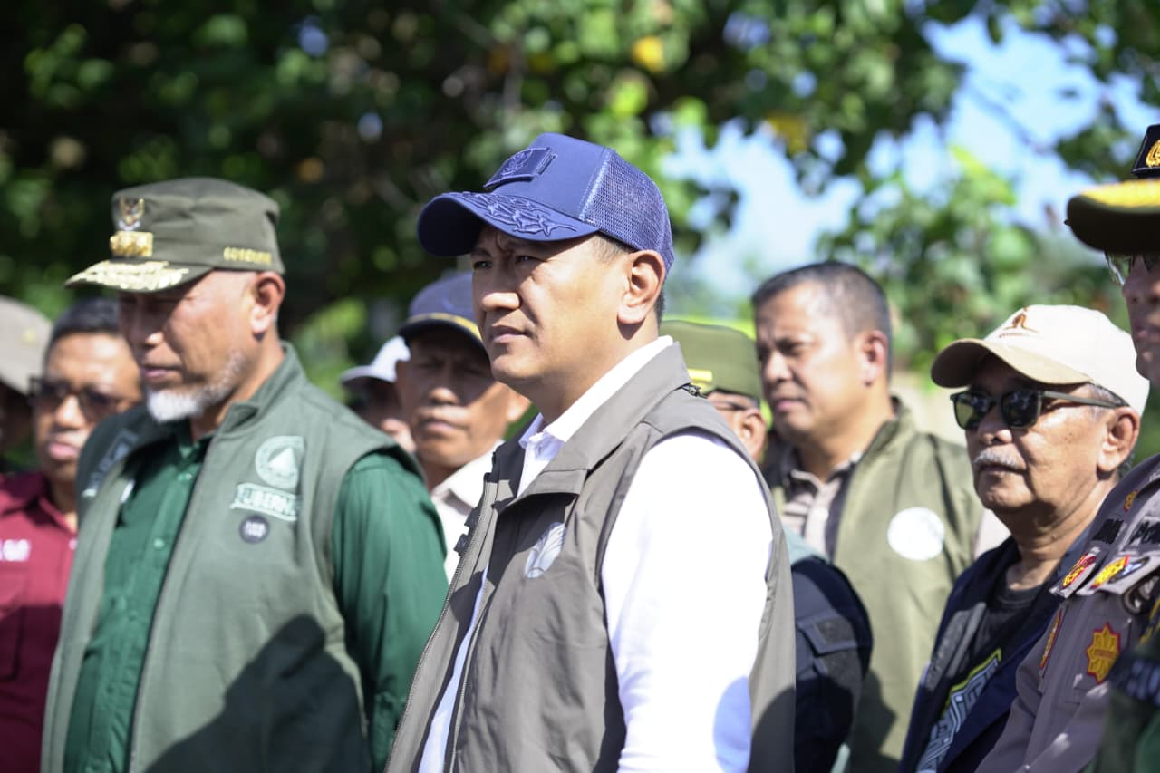 Gubernur Sumbar Bersama Wamen Kehutanan Gotong Royong Bersihkan Pantai Morgan Parupuk Tabing