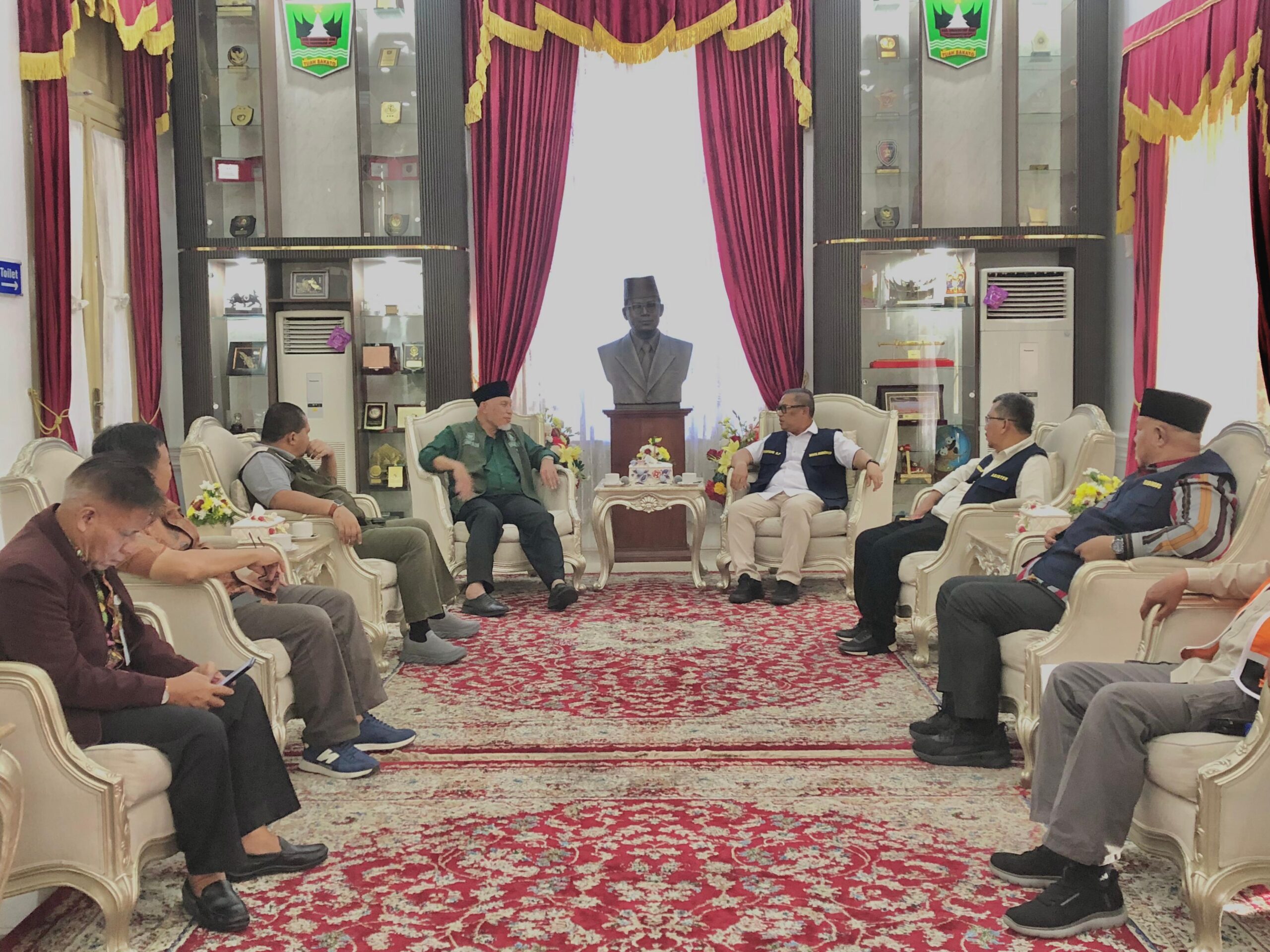 Gubernur Sumbar Terima Bantuan Rp1,15 Miliar dari Pemprov Kepri untuk Korban Banjir Bandang