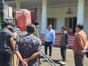 UNDIP Kirim Bantuan Mesin Penjernih Air untuk Warga Terdampak Bencana Sumbar