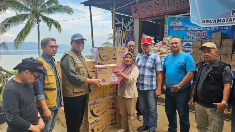 Sekda Sumbar Salurkan Bantuan untuk Warga Malalo Tanah Datar