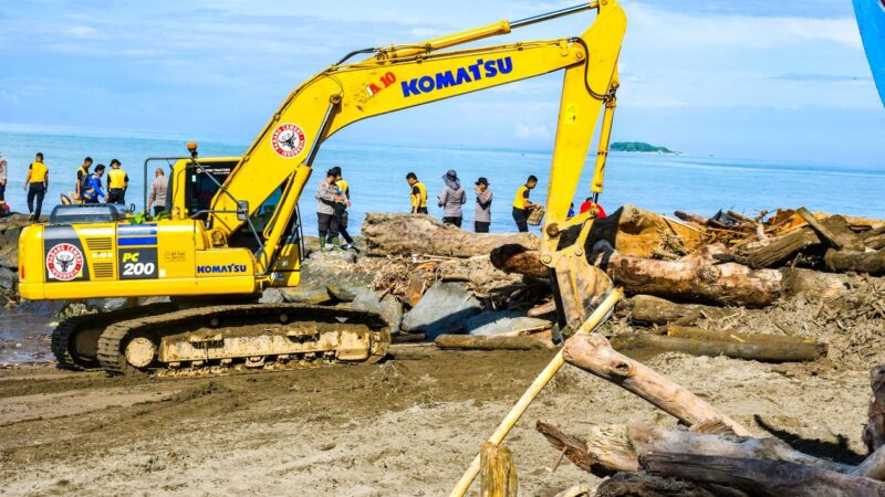 PT Semen Padang Ikut Bersihkan Kayu di Pantai Parupuk, Wamenhut: Target 3 Hari Bersih