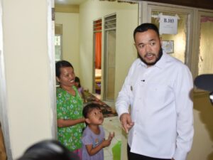 Wako Padang Sambangi Korban Bencana Banjir di Rusunawa