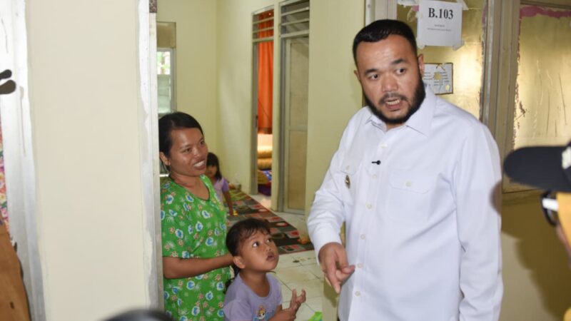 Wako Padang Sambangi Korban Bencana Banjir di Rusunawa