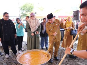 Masak Rendang, Pemko Padang Siapkan 1.500 Paket untuk Korban Bencana