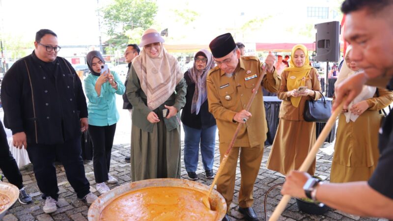 Masak Rendang, Pemko Padang Siapkan 1.500 Paket untuk Korban Bencana