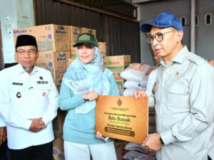 Menbud Fadli Zon Serahkan Bantuan untuk Korban Bencana di Batu Busuk