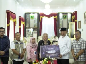 Gubernur Sumbar Terima Bantuan Rp87,5 Juta dari BGN untuk Korban Bencana