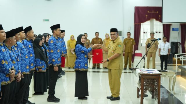 Serahkan SK 117 PPPK Paruh Waktu, Sekda Sumbar Ingatkan Soal Disiplin dan Etos Kerja