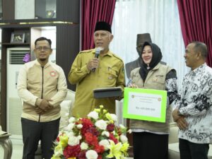 Gubernur Mahyeldi Terima Bantuan Rp420 Juta dari PGRI Bengkalis untuk Guru dan Sekolah Terdampak Bencana di Sumbar