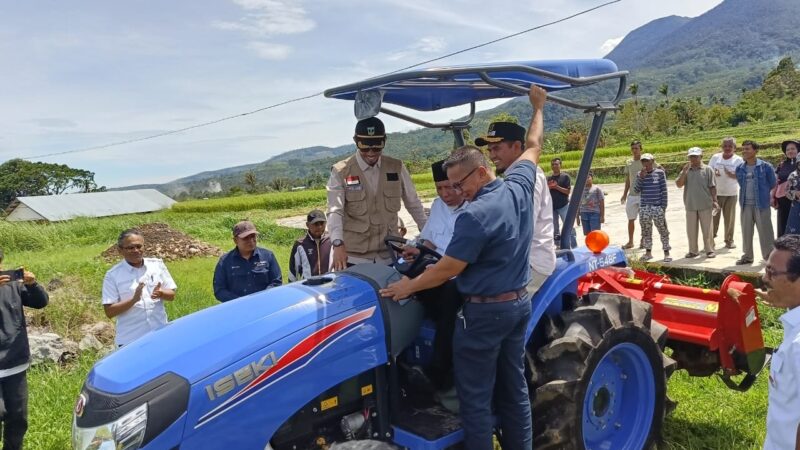 Gubernur Sumbar Serahkan Bantuan Alsintan untuk Kelompok Tani di Kabupaten Solok