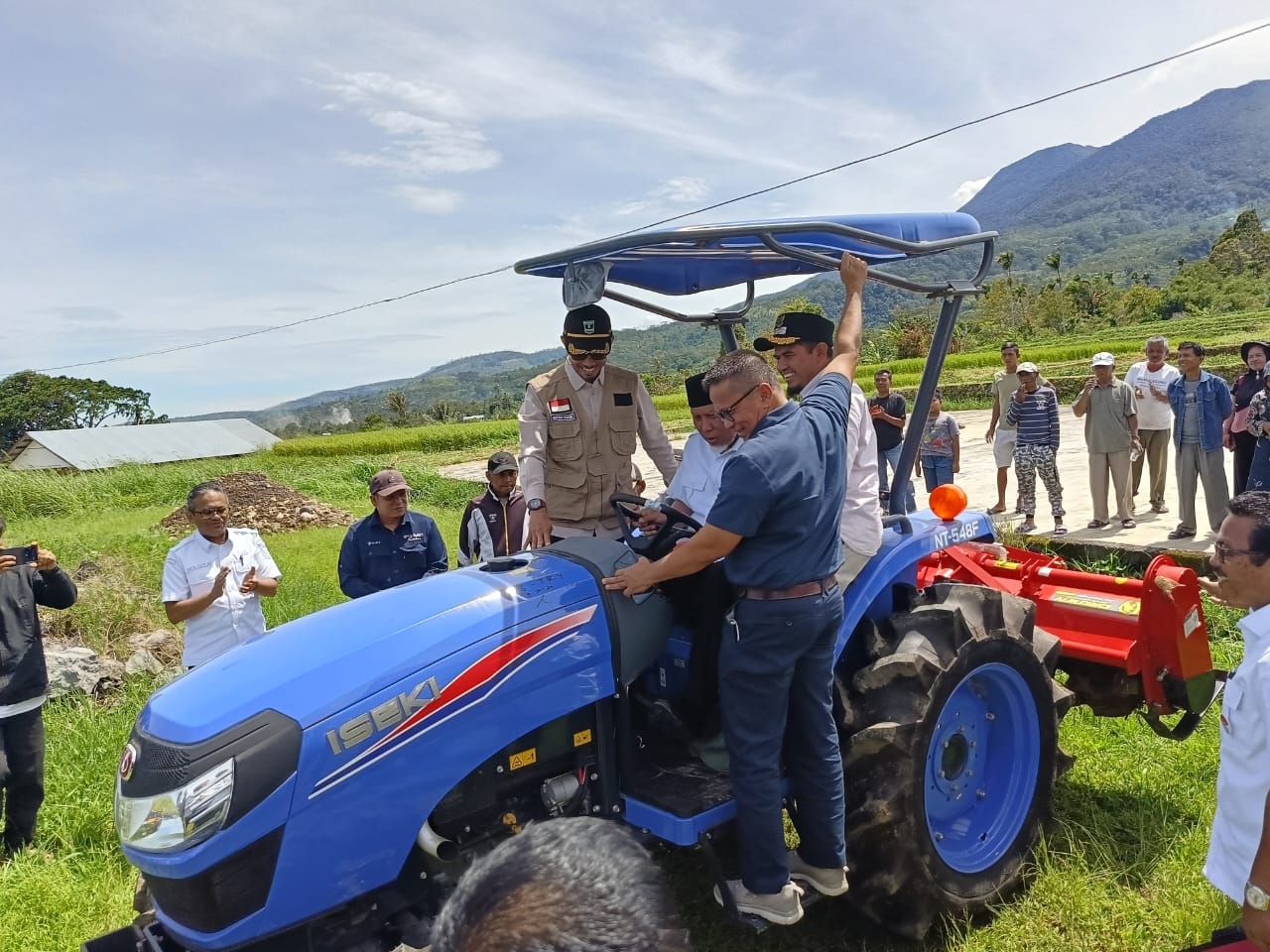 Gubernur Sumbar Serahkan Bantuan Alsintan untuk Kelompok Tani di Kabupaten Solok
