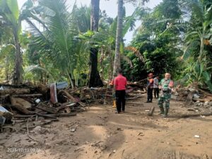 Tim gabungan terus melakukan pencarian terhadap dua warga yang masing hilang akibat banjir bandang yang melanda Padang pada 28 November lalu.