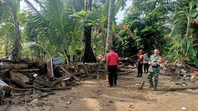 Tim gabungan terus melakukan pencarian terhadap dua warga yang masing hilang akibat banjir bandang yang melanda Padang pada 28 November lalu.