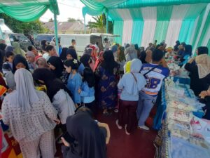 Pemko Padang mengadakan kegiatan Gerakan Pangan Murah (GPM) di Lapangan Maransi Indah RW XII, Kelurahan Dadok Tunggul Hitam,