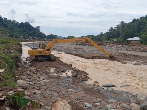 Dinas Pekerjaan Umum dan Penataan Ruang (PUPR) Padang bergerak cepat melakukan penanganan dengan menormalisasi aliran sungai dan saluran