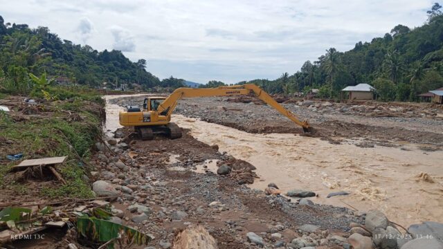 Dinas Pekerjaan Umum dan Penataan Ruang (PUPR) Padang bergerak cepat melakukan penanganan dengan menormalisasi aliran sungai dan saluran