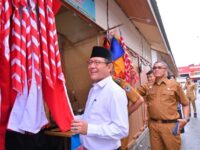 Wali Kota Payakumbuh Zulmaeta bersama Wawako Elzadaswarman dan Sekda Rida Ananda meninjau lokasi pasar penampungan Kota