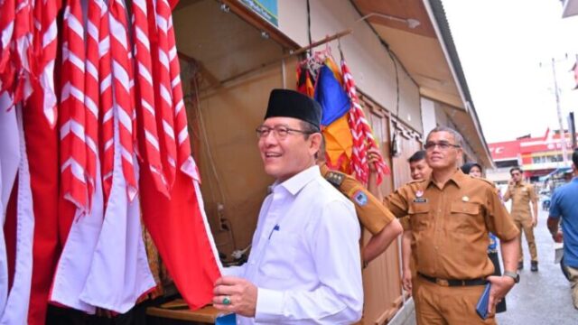 Wali Kota Payakumbuh Zulmaeta bersama Wawako Elzadaswarman dan Sekda Rida Ananda meninjau lokasi pasar penampungan Kota